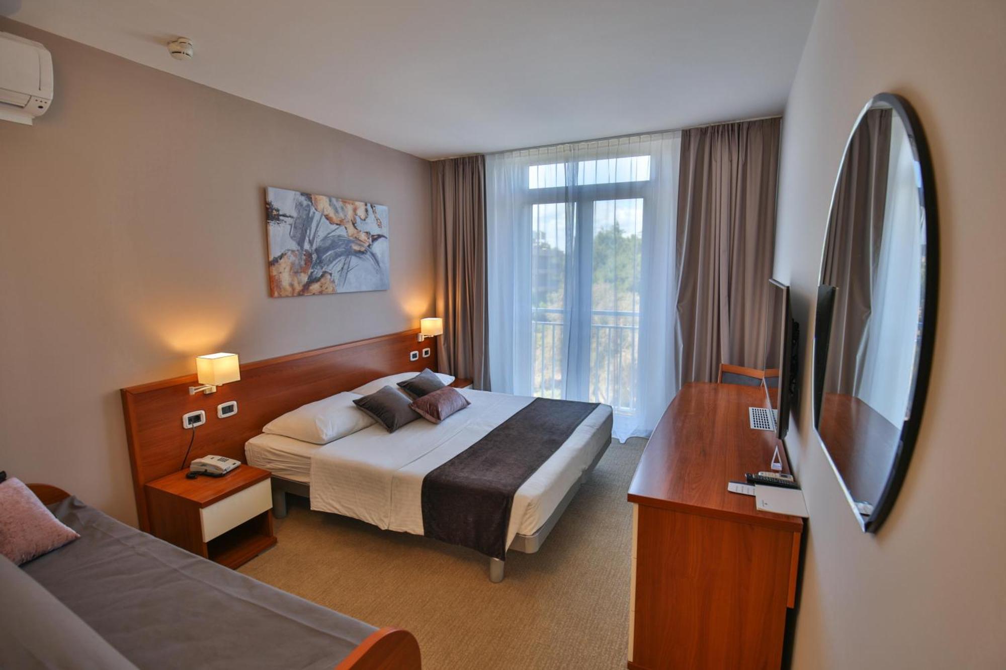 Arena Hotel Holiday Medulin Bagian luar foto